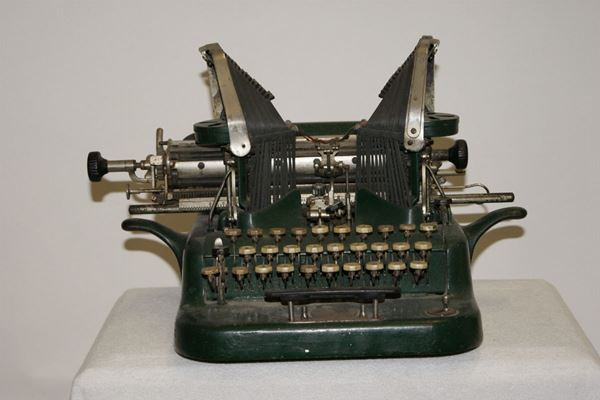 Vecchia macchina da scrivere  - Asta Arredi, Mobili, Dipinti, Argenti  e Varie Curiosita' - Poggio Bracciolini Casa d'Aste
