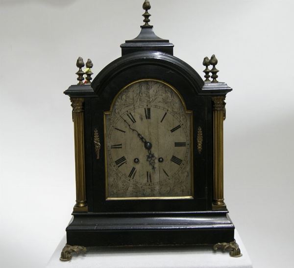 Orologio da tavolo,sec. XIX in cassa legno con colonne laterali, alt. cm 60