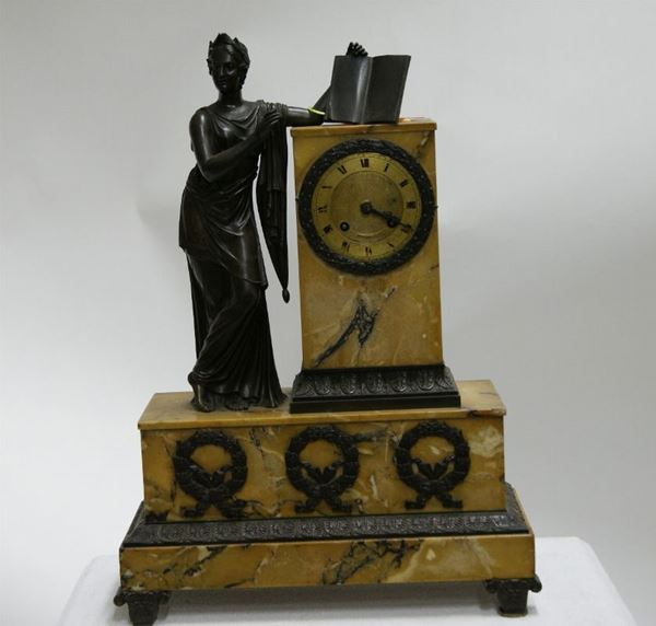 Orologio da tavolo,sec. XIX in marmo con figura femminile in metallo dorato, alt. cm 47