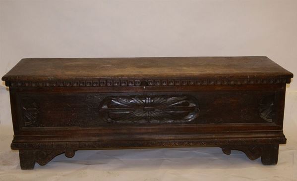 Cassapanca sec. XVIII,  in noce intagliato con gocciolatoio sottopiano piedi a mensola  cm 105x48x55