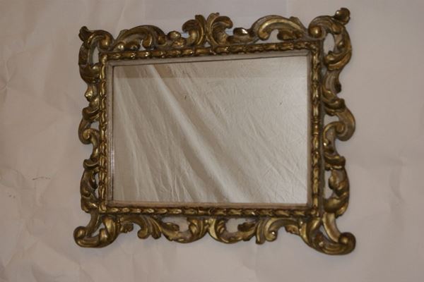 Cornice, sec.XVIII, in legno dorato a mecca, cm 57x47, specchio di epoca posteriore