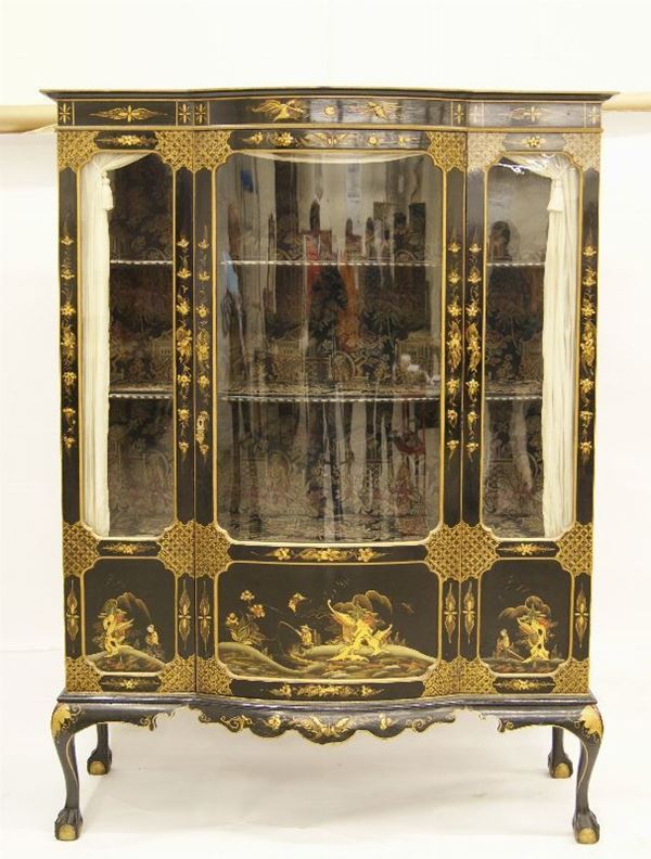 Vetrina, Inghilterra primi sec. XX, in legno decorato a cineserie, cm 129x43x174