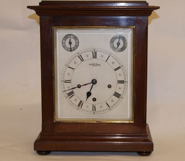 Orologio da tavolo in cassa legno firmato Edoardo Baglia Milano, alt.cm 41