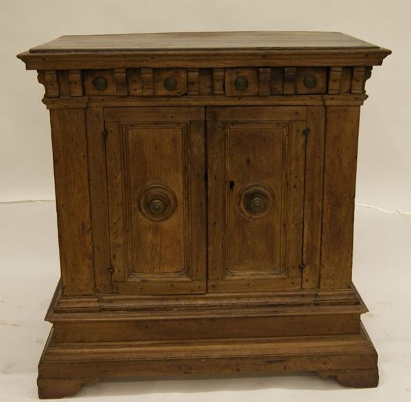 CredenzinoToscana sec.XVII, in noce a due sportelli due cassetti e piedi a mensola, cm.86x46x88, restauri