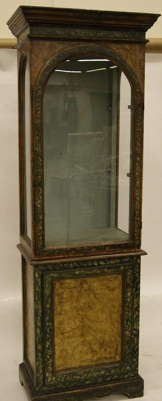 Vetrina nello stile del sec. XVIII, in legno laccato a due corpi due sportelli di cui uno in vetro, cm 185x35x59