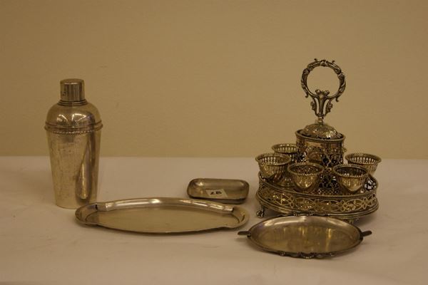 Lotto composto da: Shaker e vassoietto in argento gr.550, portauova in metallo traforato, vassoietto e posacenere in argento