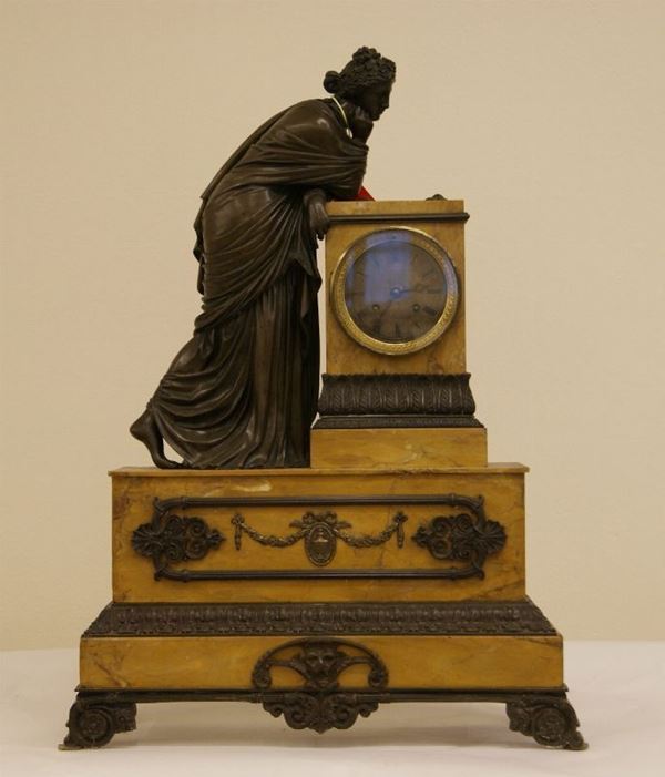 Orologio da tavolo sec.XIX  in marmo con sovrastante Figura femminile cm.64x42