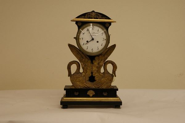 Orologio periodo dell'Impero sec.XIX, cassa in legno sorretta da cigni dorati ,reca la firma Alois Rechel, VIENNA rapporti in metallo dorato, alt.cm 40