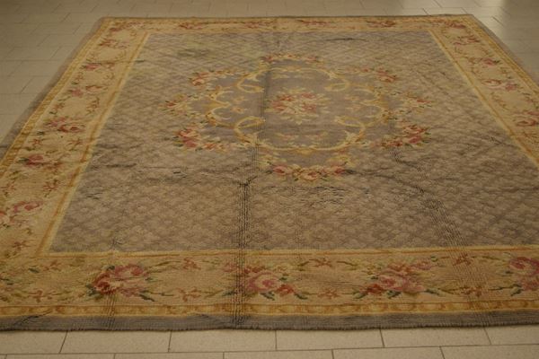 Tappeto persiano sec.XIX, con fondo a motivi floreali molto consumato cm 453x306