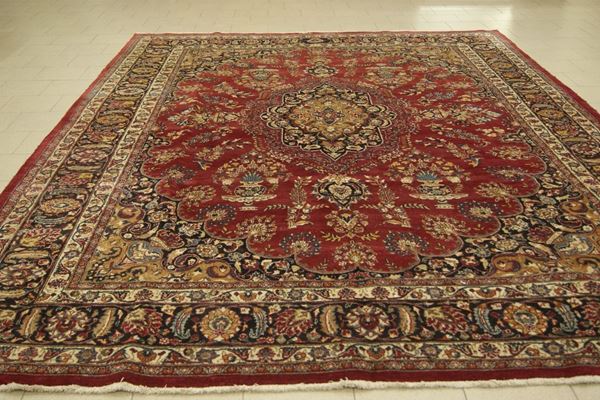 Tappeto persiano sec.XIX, fondo rosso con medaglione centrale, cm 397x300