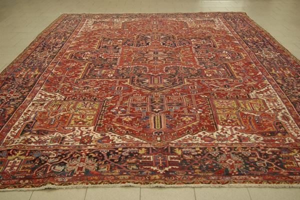 Tappeto persiano primi sec.XX,  fondo rosso con bordure blu, cm 425x303