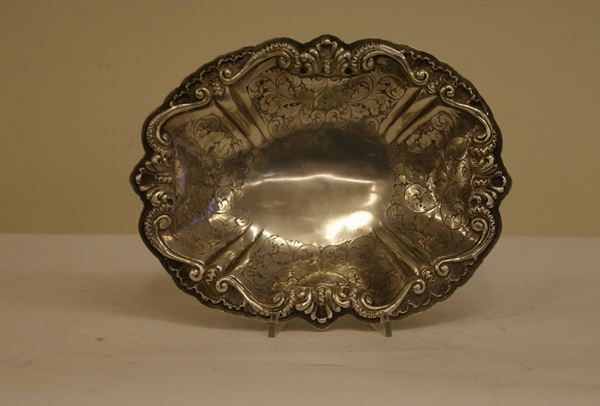 Vassoietto in argento sbalzato su 4 piedini, gr.430