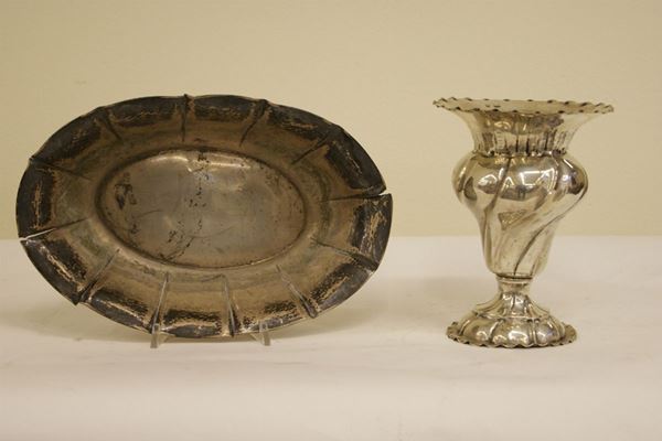 Vasetto e ciotola ovale in argento, gr 530, difetti