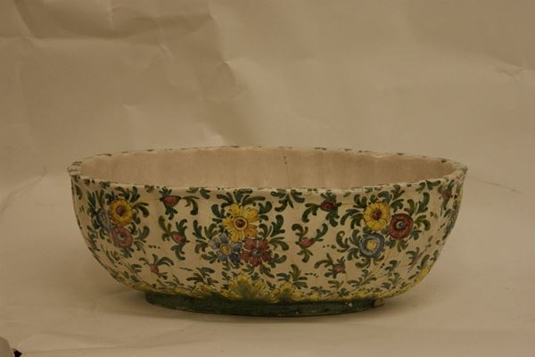Grande centrotavola in maiolica decorata a fiori, cm 50x17