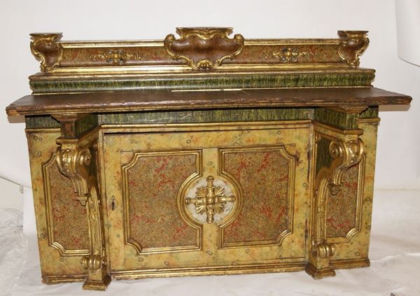 Altare sec XVIII, in legno laccato a finto marmo e oro, sportello centrale e sostegni sagomati, nell'interno libreria moderna, cm 171x66x122