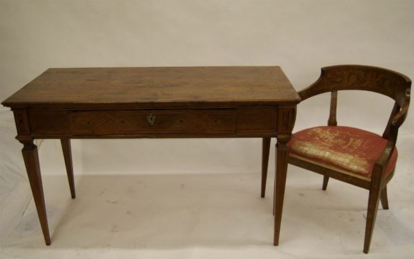 Tavolino scrittoio Emilia sec.XVIII,  in noce con intarsi geometrici, sul piano medaglione centrale raffigurante paesaggio e un cassetto cm 127x58x78