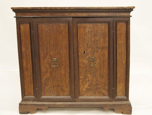 Credenza in legno a due sportelli sformellati, cm 119x52x111, costruita con materiale antico