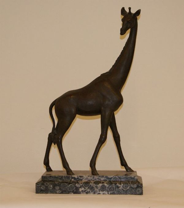 Scultura in bronzo, Giraffa, su base in marmo, alt. cm 57x33