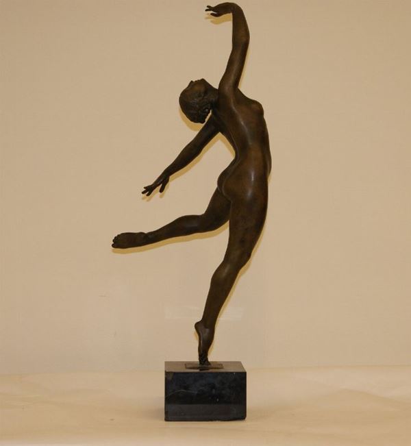 Scultura in bronzo, nudo femminile, su colonna in marmo, indistintamente firmata, alt.cm.68, difetti