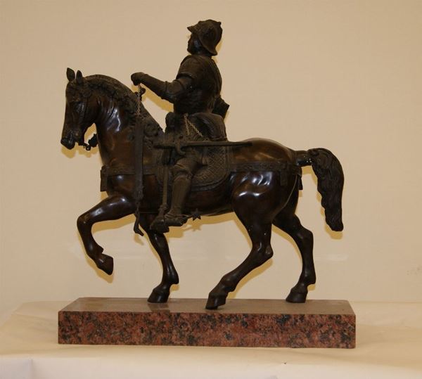 Scultura in bronzo, Cavaliere, su base in marmo, cm 61x54