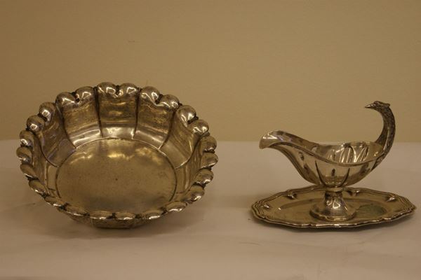 Lotto composto da: vaschetta in argento con bordo smerlato, gr  400 e salsiera in argento con presa a testa di volatile, gr 510