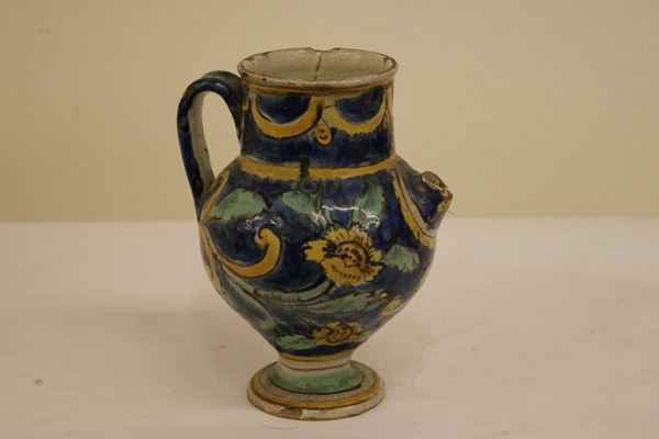 Brocca sec. XVIII, in maiolica decorata, alt. cm 22, difetti e mancanze