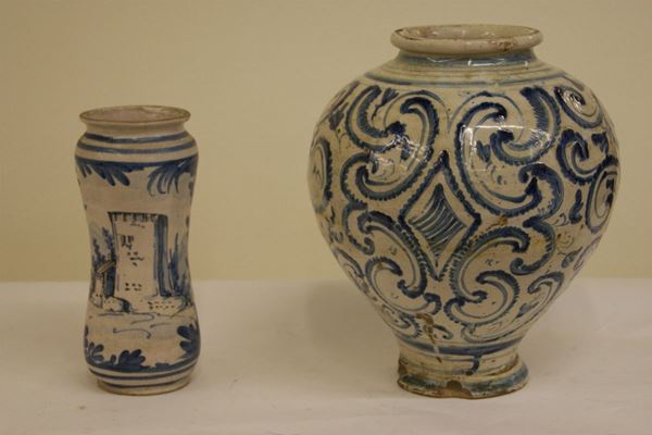 Lotto composto da: vaso e albarello sec. XVIII, in maiolica decorata  a paesaggio e fiori, rispettivamente cm 30, 23, difetti e mancanze