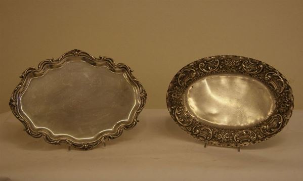 Due vassoietti  in argento ovale con bordi lavorati, gr 1060