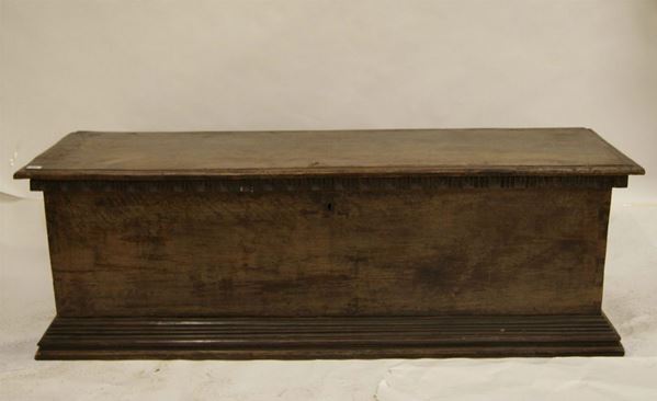 Cassapanca Italia Centrale sec.XVIII, in noce,con piano da alzarsi, cm 170x56x55, presenta restauri