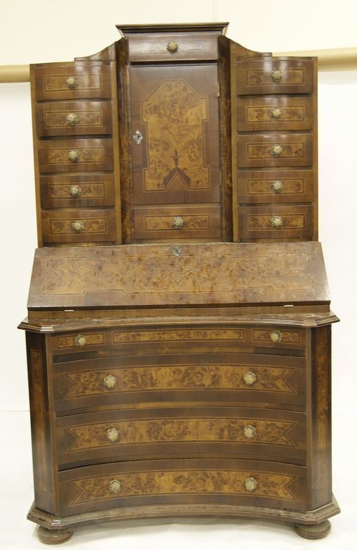 Trumeau nello stile del sec. XVIII in noce, 16 cassetti e 2 sportelli di cui uno a ribalta,  cm 112x70x183