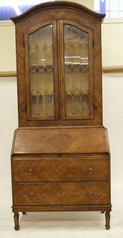 Mobile vetrina a due corpi nello stile del sec. XVIII, in vetro piombato e uno a ribalta , con due cassetti e  gambe troncopiramidali.cm 101x51x240