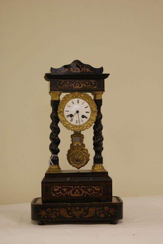 Orologio da tavolo in legno intarsiato, di forma architettonica con colonne ebanizzate, alt. cm 51