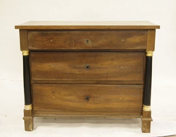 Cassettone Toscana inizi sec. XIX,  in noce a tre cassetti laterali con colonne ebanizzate, cm120x60