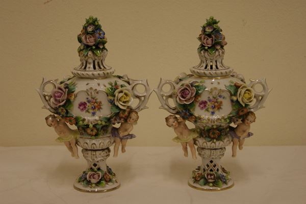 Coppia di porta pot-pourri in porcellana decorata con  fiori  a rilievo, alt. cm 25