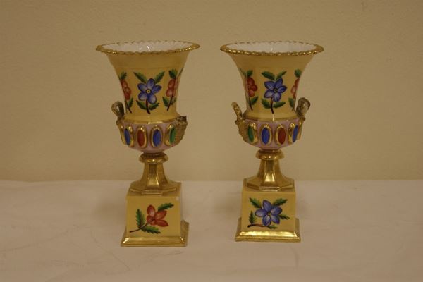 Coppia di vasi epoca Luigi Filippo, in porcellana, decorata a fiori  crema oro alt. cm  20