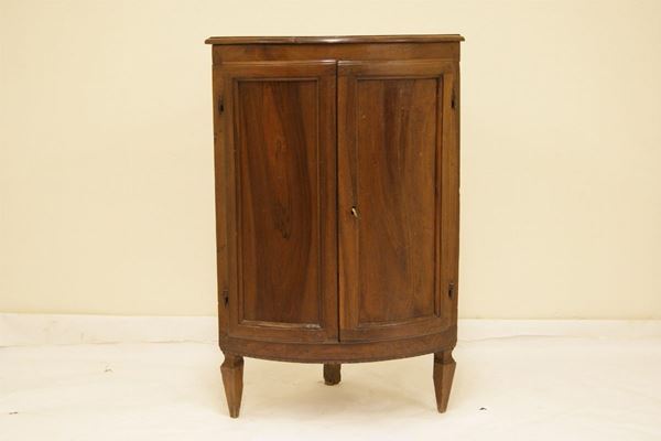 Angoliera Toscana sec.XIX,   in noce bombato a due sportelli, cm 50x105
