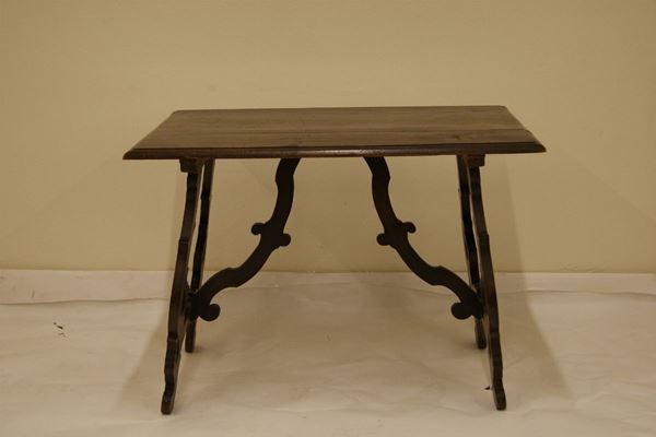 Tavolino rettangolare Toscana sec.XIX ,  in noce con gambe a lira e traversa, cm 88x57x64