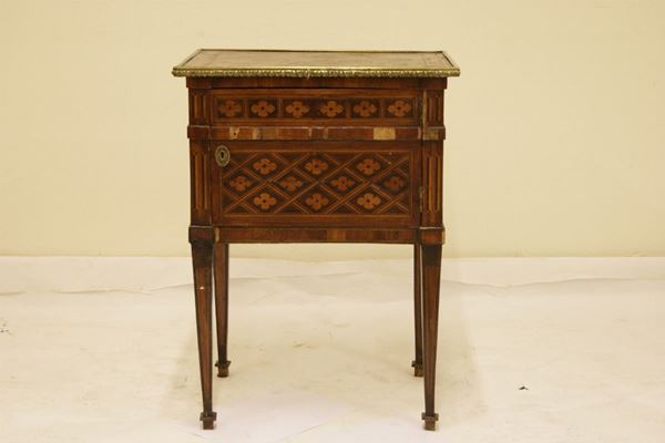 Comodino Italia centrale sec.XVIII , in legno intarsiato , ad uno sportello e gambe troncopiramidali, danneggiato, cm 51x39x68