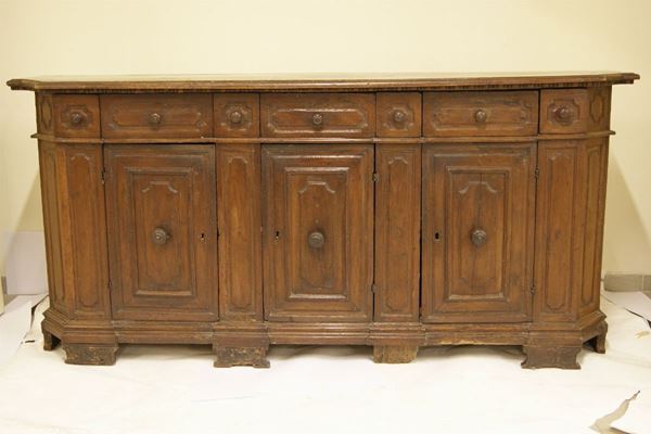Credenza Veneto sec. XVIII, in noce scantonato a tre sportelli e sette cassetti , parti di epoca posteriore. cm  218x50x103