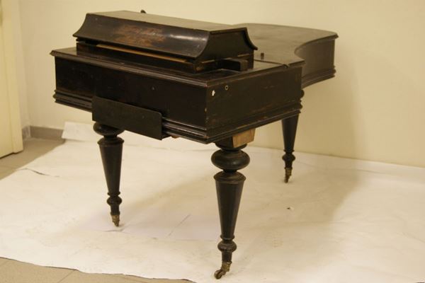 Pianola sec.XIX   in legno laccato nero, tre gambe tornite reca la firma G. Racca Bologna,con accessori e rulli. cm 140x84x98