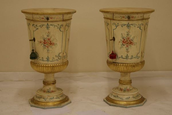 Coppia di comodini in stile Settecento, a forma di vasi in  legno laccato ad uno sportello, un cassetto  piano rotondo, cm 44x77