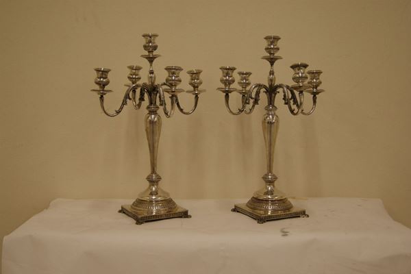 Coppia di candelieri  in argento a 5 luci , base quadrata su 4 piedini,  gr 3300  - Asta Arredi, Mobili, Dipinti, Argenti  e Varie Curiosita' - Poggio Bracciolini Casa d'Aste