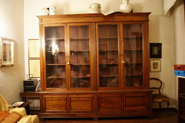 Grande Libreria sec. XIX a 8 sportelli quattro dei quali in vetro, cm 280x61x260