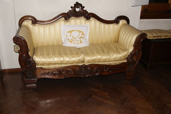 Divano sec.XIX, in noce intagliato imbottito e ricoperto in stoffa gialla, cm 170x60x107  - Asta Arredi, Mobili, Dipinti, Argenti  e Varie Curiosita' - Poggio Bracciolini Casa d'Aste