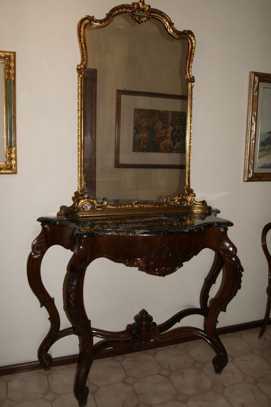 Console sec.XIX, in mogano sagomato, piano in marmo, cm 130x56x106 e specchiera moderna con cornice dorata, cm 132x110, difetti
