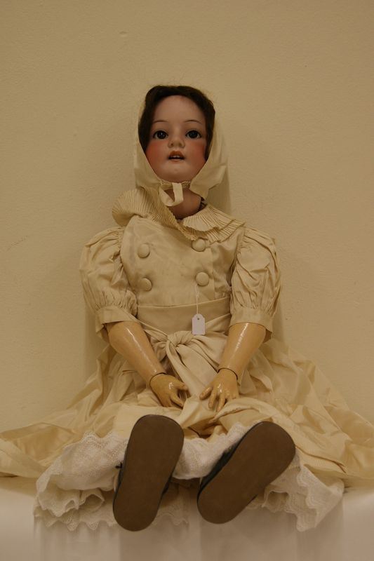 Bambola fine sec.XIX, in ceramica e legno, reca la firma Heubach Koppeldort Germany, alt. cm 83