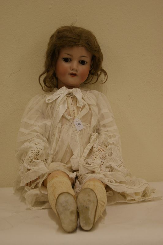 Bambola fine sec.XIX, in ceramica e legno, reca la firma Armand Marseille Germany, alt. cm  67