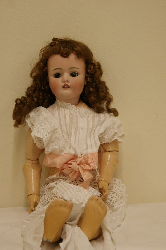 Bambola fine sec. XIX, in ceramica e legno, alt. cm 71
