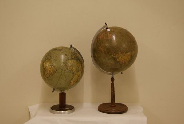 Due mappamondi da tavolo prima metÃ  del sec. XX , in metallo e legno, alt. rispettivamente cm 68 e 50, difetti