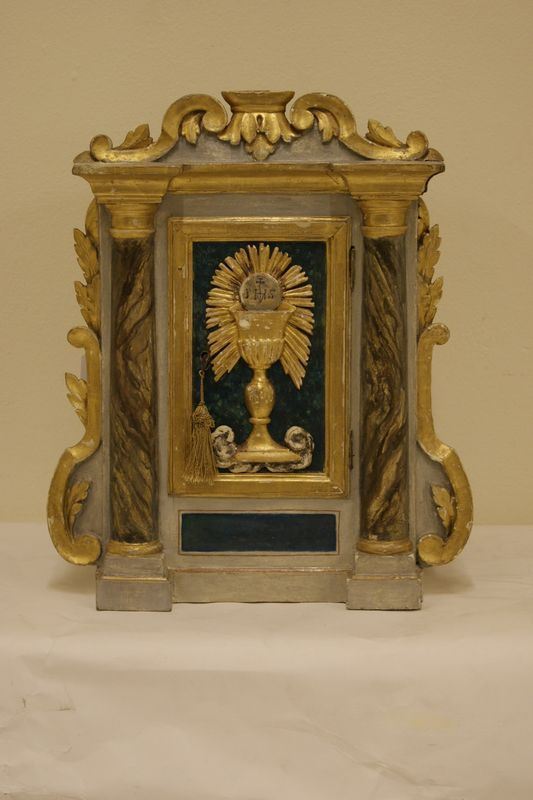 Tabernacolo sec.XIX in legno laccato e dorato, colonne laterali e sportellino, alt. cm 45, difetti e restauri